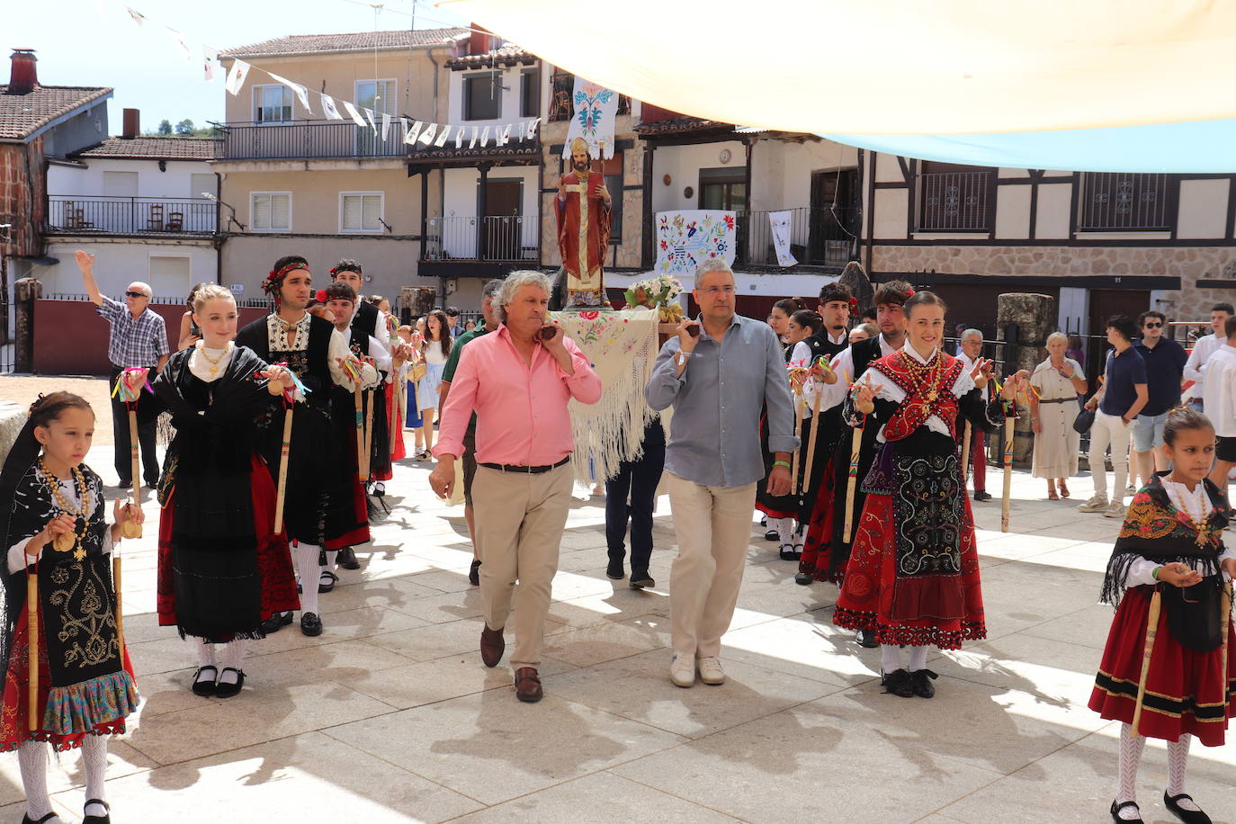 Las danzas unen a Santibáñez de la Sierra en torno a San Agustín