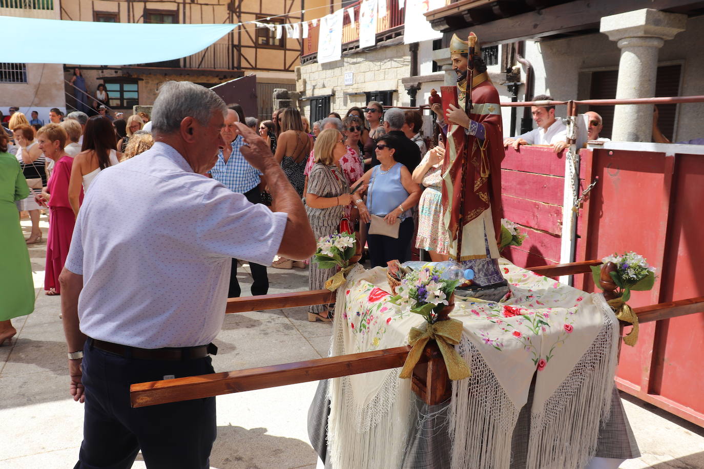 Las danzas unen a Santibáñez de la Sierra en torno a San Agustín