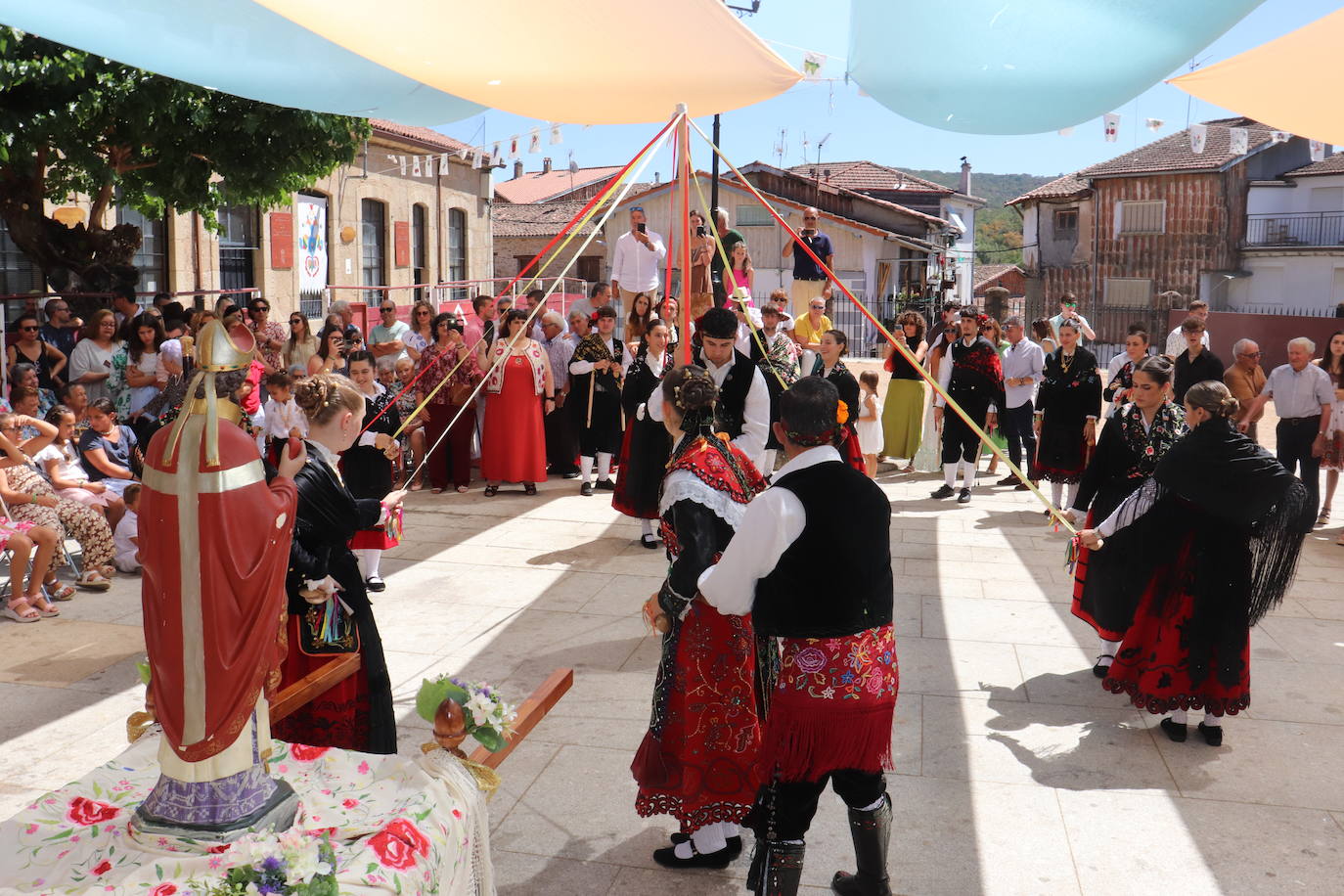 Las danzas unen a Santibáñez de la Sierra en torno a San Agustín