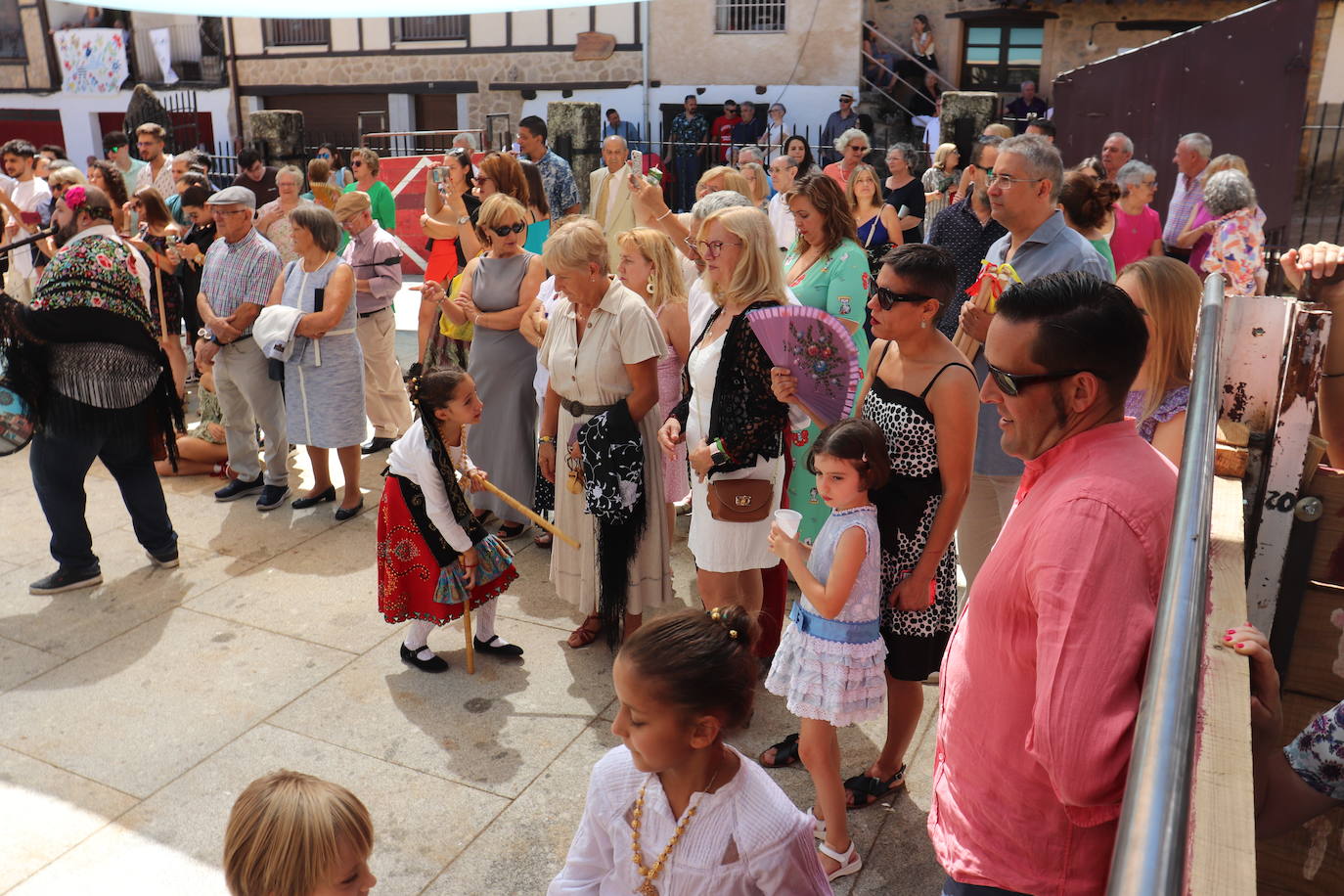 Las danzas unen a Santibáñez de la Sierra en torno a San Agustín