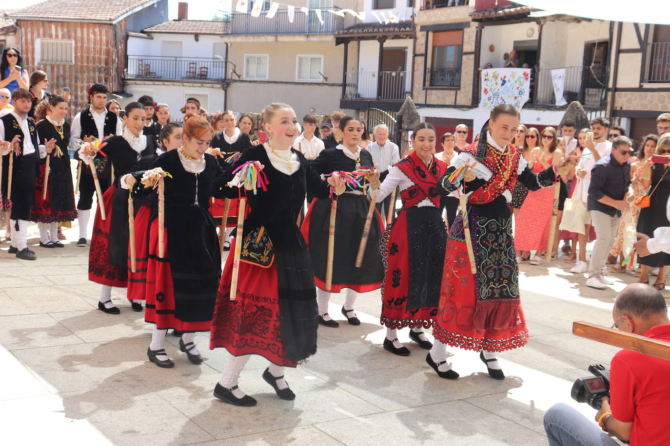 Las danzas unen a Santibáñez de la Sierra en torno a San Agustín