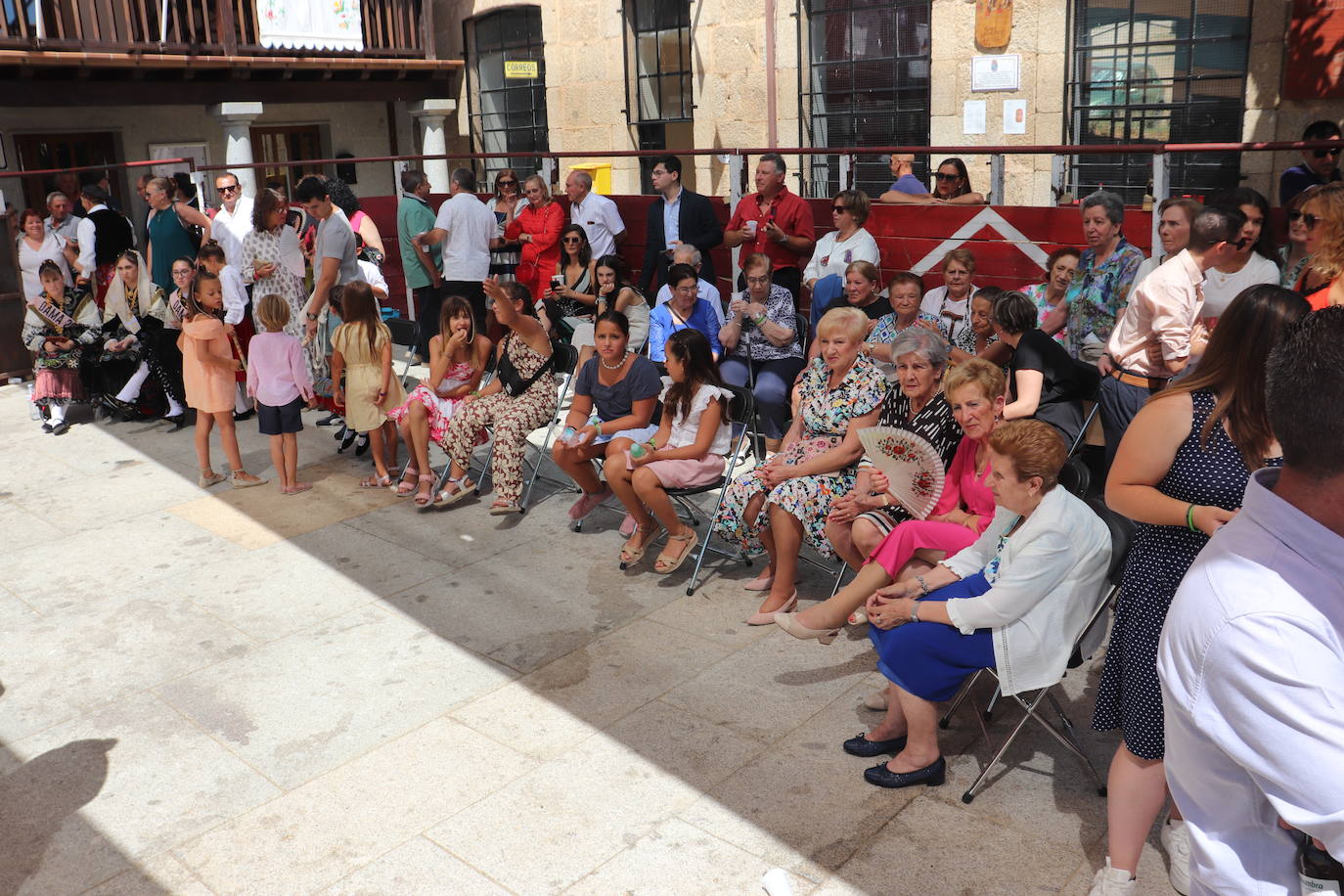 Las danzas unen a Santibáñez de la Sierra en torno a San Agustín