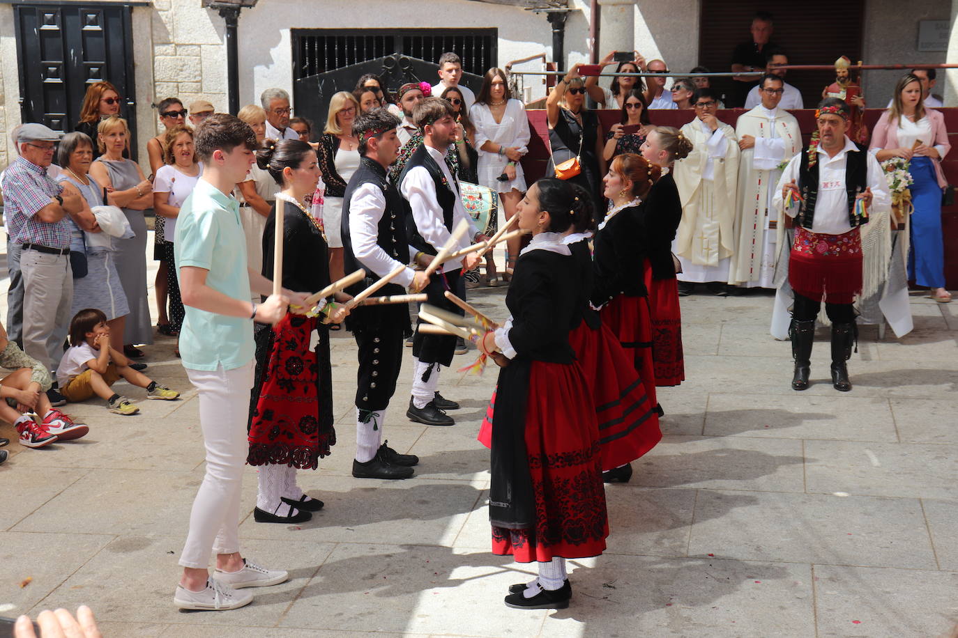 Las danzas unen a Santibáñez de la Sierra en torno a San Agustín