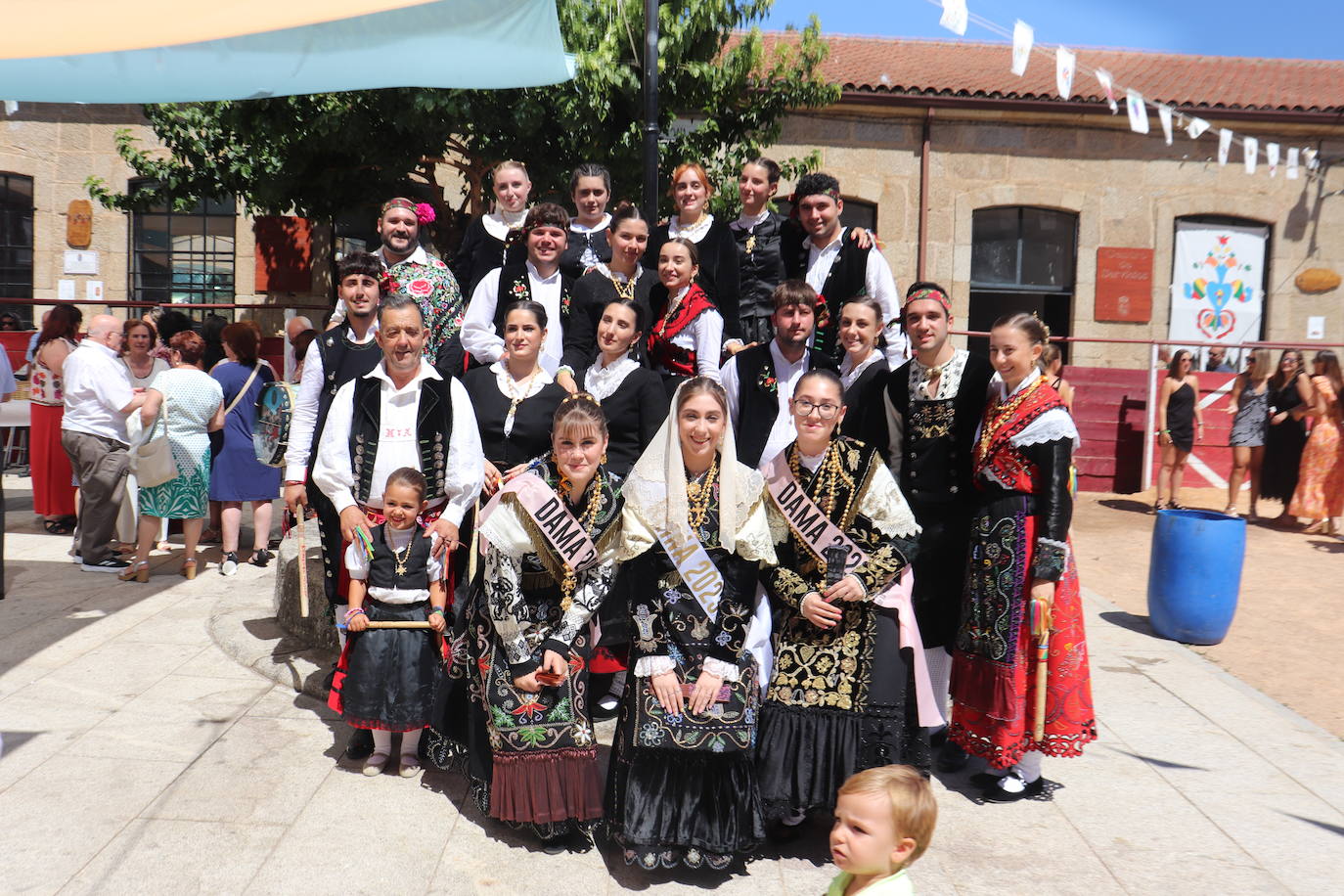 Las danzas unen a Santibáñez de la Sierra en torno a San Agustín