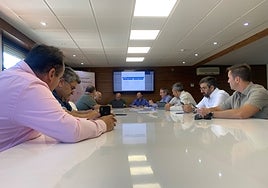 Agricultores y compradores en la mesa de cereal de la Lonja de Salamanca.
