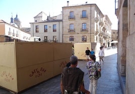 Casetas ya instaladas en la calle de la Rúa, junto a la Casa de las Conchas.