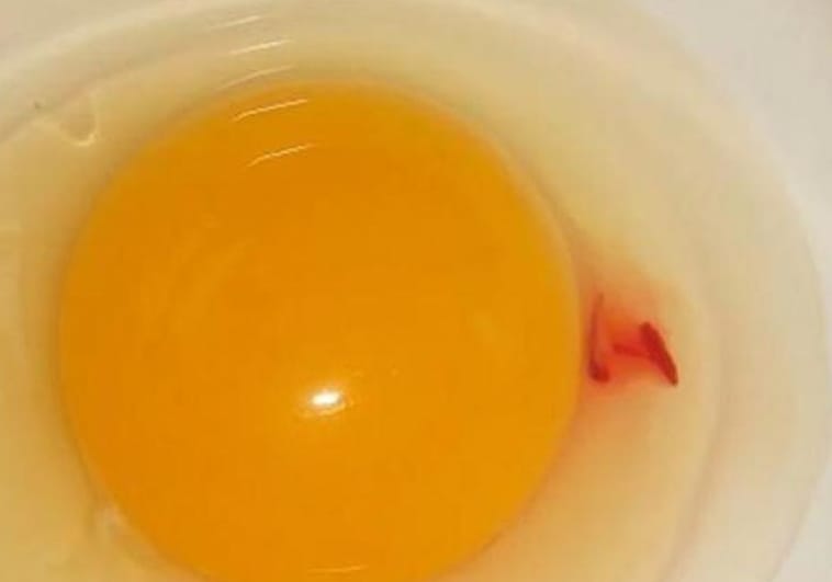 ¿Se pueden consumir los huevos con puntos rojos?