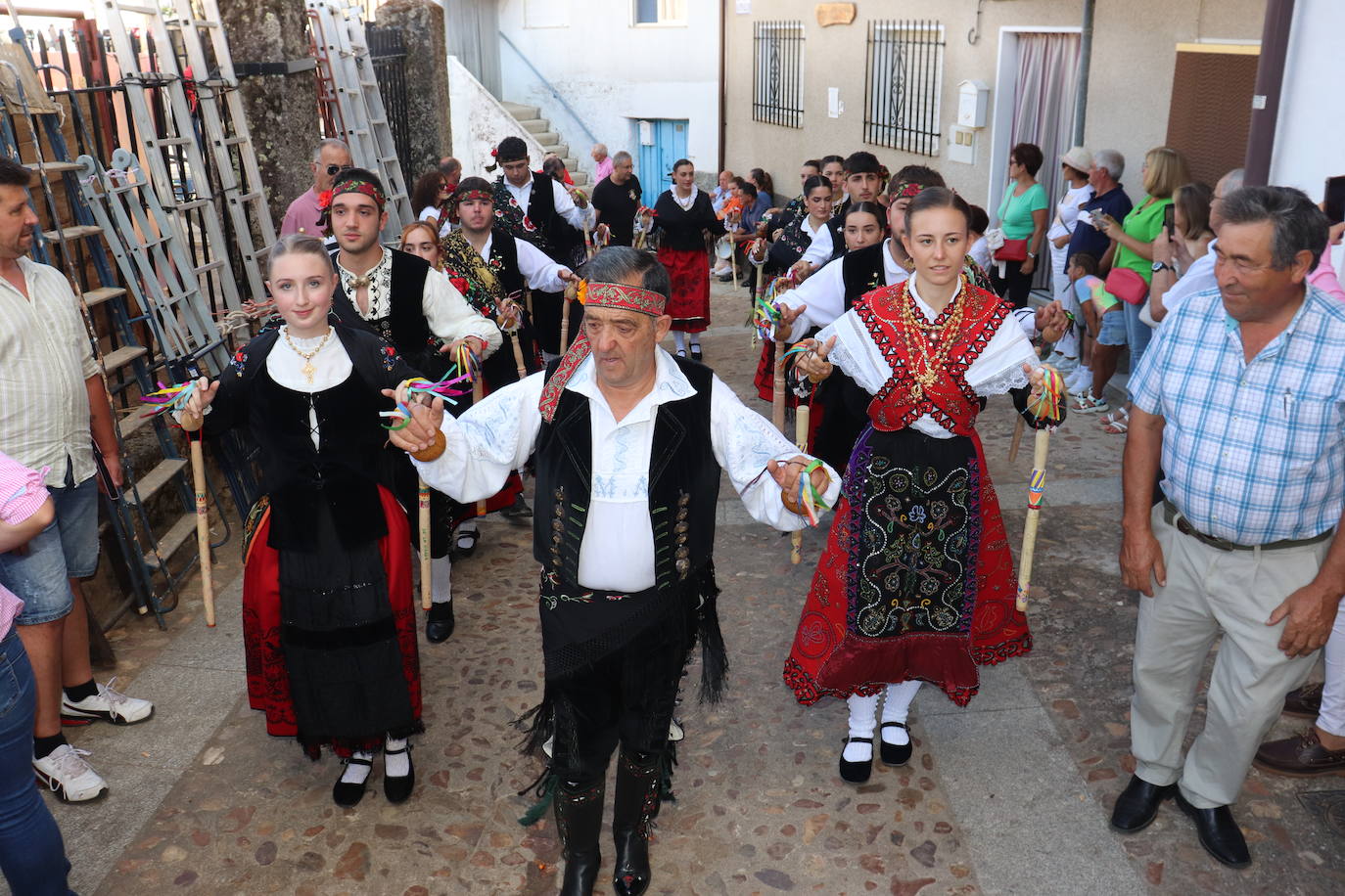 Los toros y la tradición despiden la fiesta en Santibáñez de la Sierra