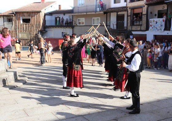 Los toros y la tradición despiden la fiesta en Santibáñez de la Sierra