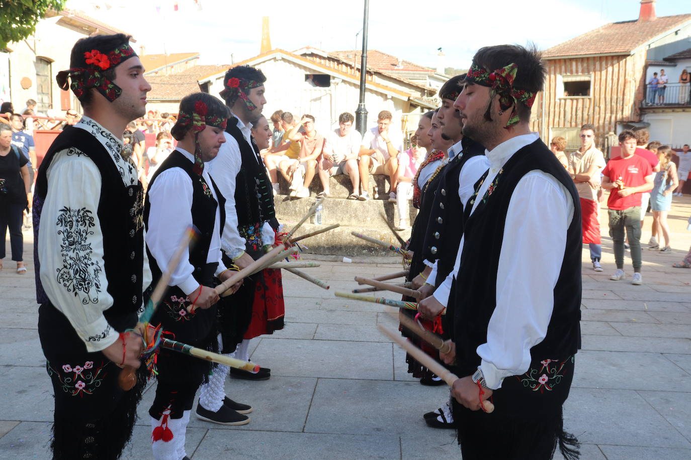 Los toros y la tradición despiden la fiesta en Santibáñez de la Sierra