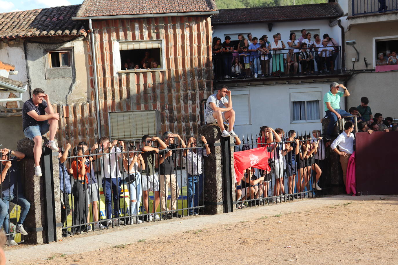 Los toros y la tradición despiden la fiesta en Santibáñez de la Sierra