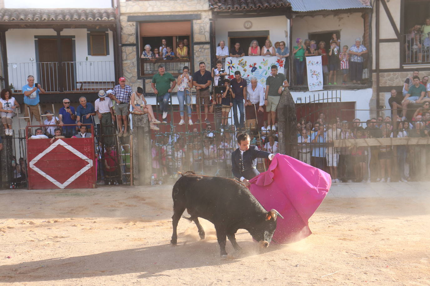 Los toros y la tradición despiden la fiesta en Santibáñez de la Sierra