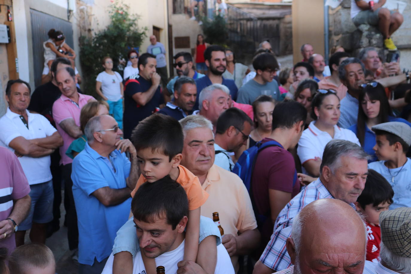 Los toros y la tradición despiden la fiesta en Santibáñez de la Sierra