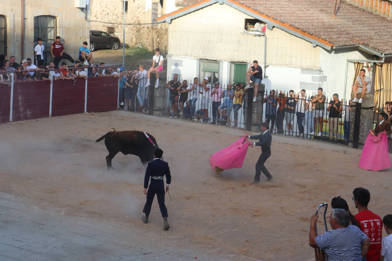 Los toros y la tradición despiden la fiesta en Santibáñez de la Sierra