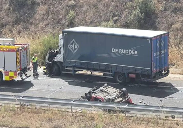 Una mujer muere en un brutal accidente en la autovía A66 en Mozárbez al chocar un camión y un coche