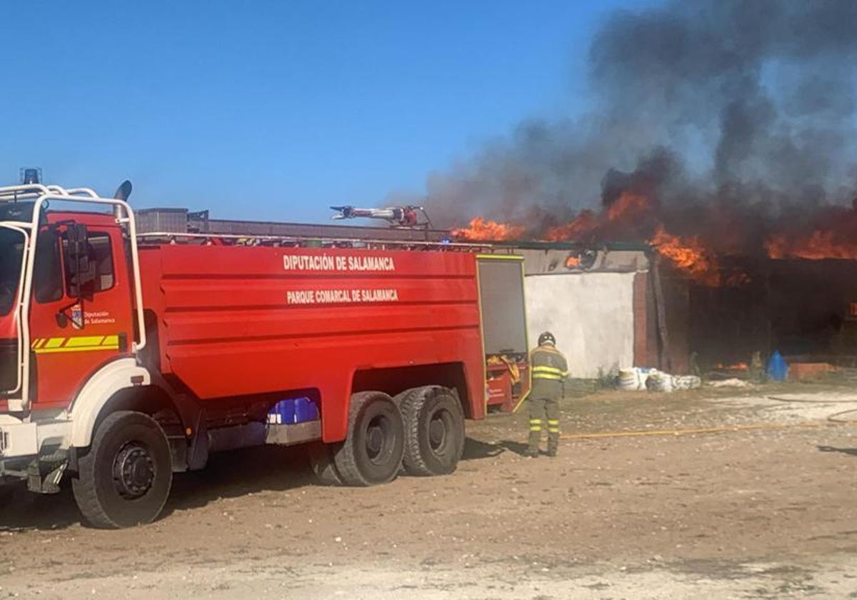 Bomberos de la Diputación en otro fuego registrado este mes en la provincia.