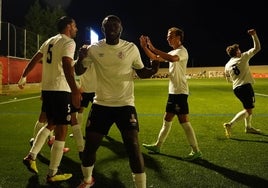 Souley celebra el gol de Javi Navas este pasado domingo en el San Casto.