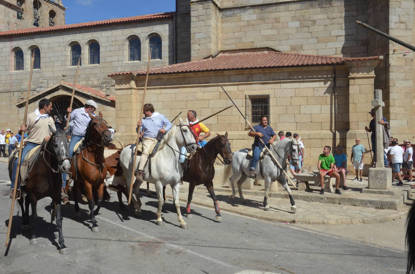 Villavieja de Yeltes respira adrenalina en el encierro a caballo