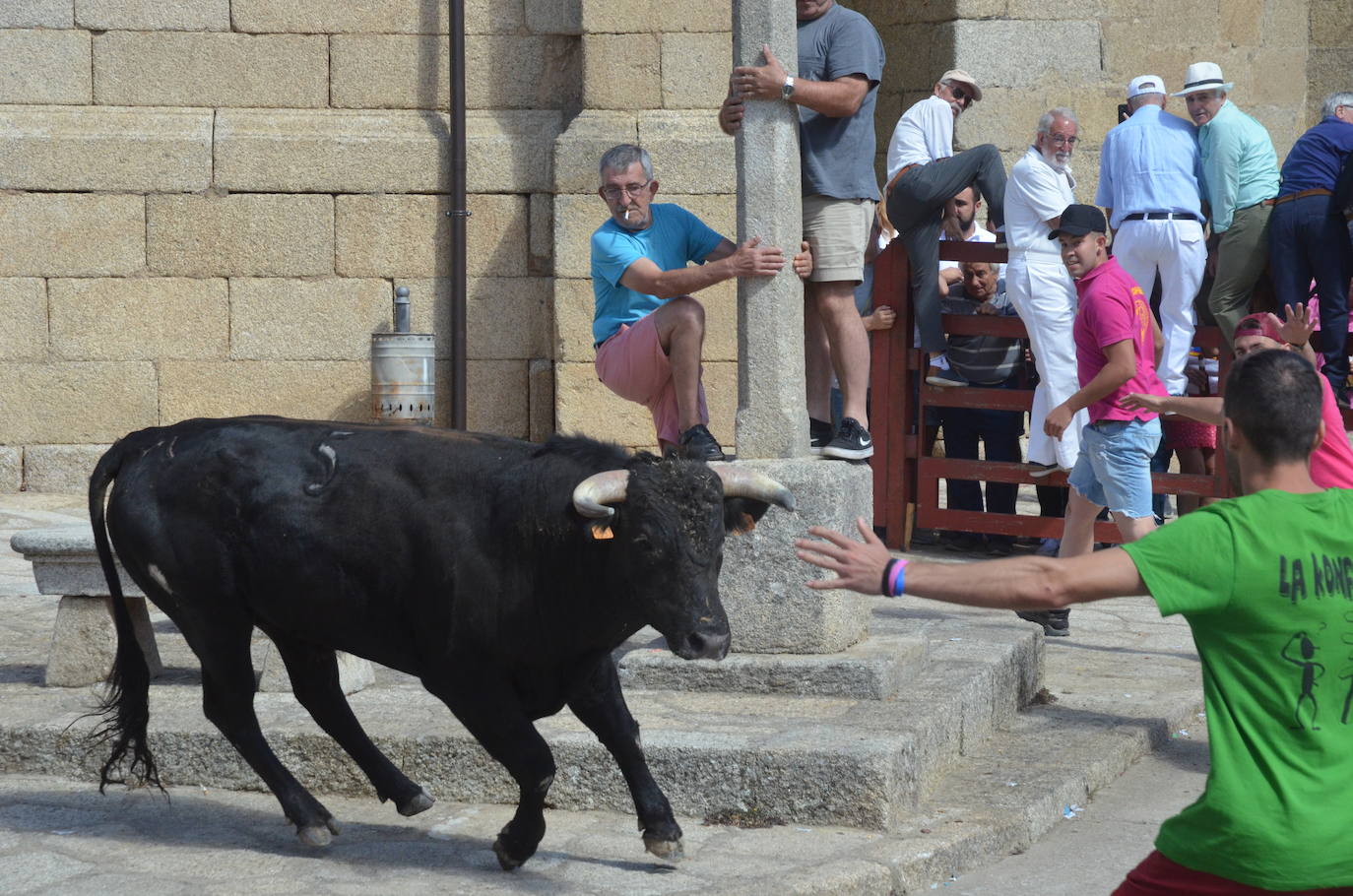 Villavieja de Yeltes respira adrenalina en el encierro a caballo