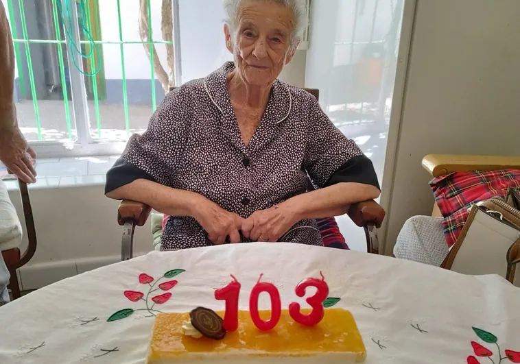 Ubalda Fraile celebra su 103 cumpleaños junto a su familia y amigos.