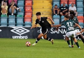 Jorge de Vicente sortea a dos rivales durante el amistoso disputado el pasado miércoles ante el CD Guijuelo.