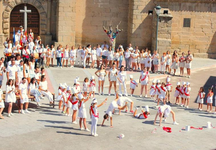 CONCURSO 'Así somos en mi pueblo' Los niños de Salmoral se transforman en Majorettes por un día