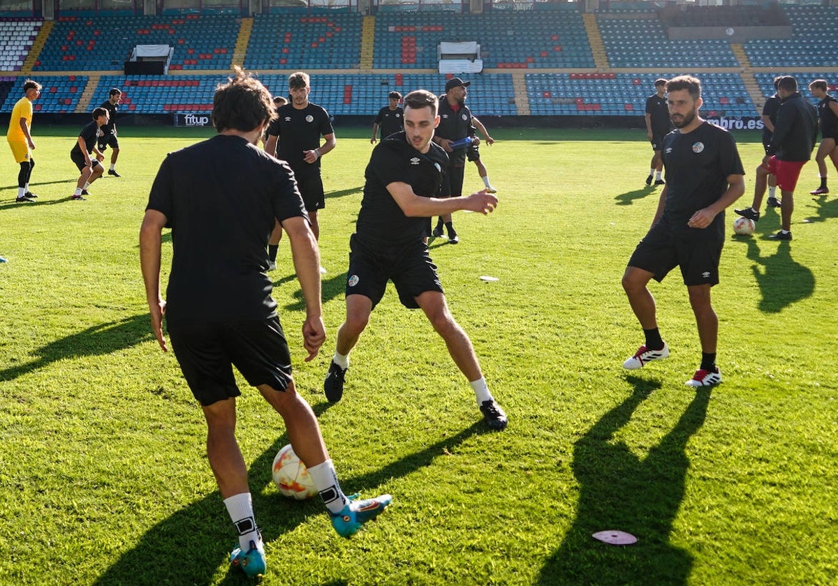 Germán Fassani presiona a Javi Navas en uno de sus pocos entrenamientos con el grupo esta pretemporada.