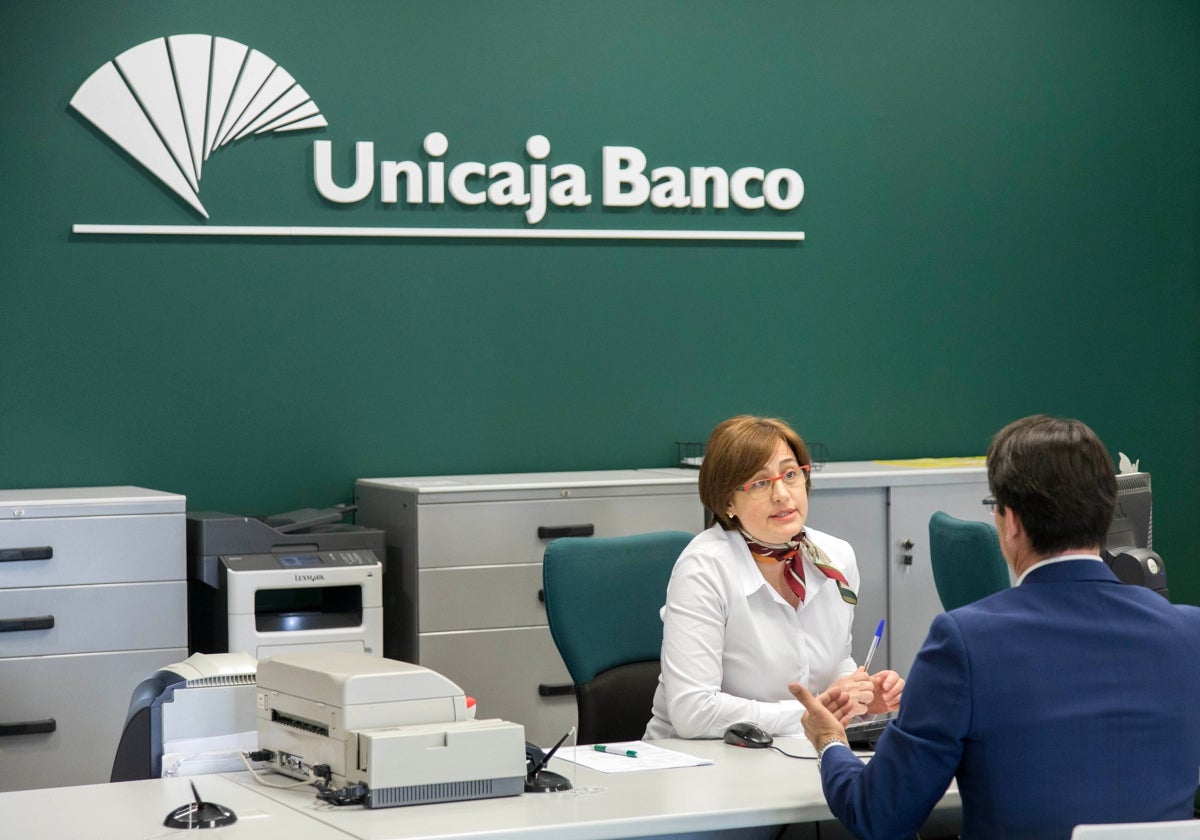 Atención a un cliente en una oficina de Unicaja Banco.