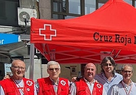 El alcalde ha acompañado a integrantes y voluntarios de Cruz Roja en el Día de la Banderita.