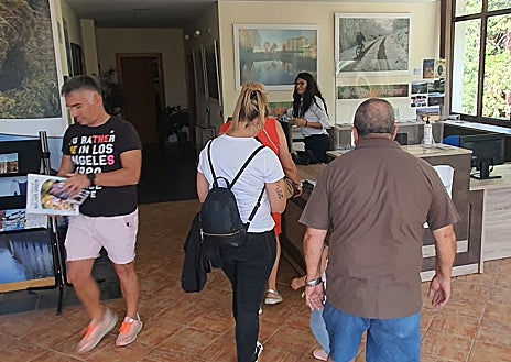 Imagen secundaria 1 - Imagenes de la presentación de la revista de la Cámara de Comercio y de la cuestación de Cruz Roja.