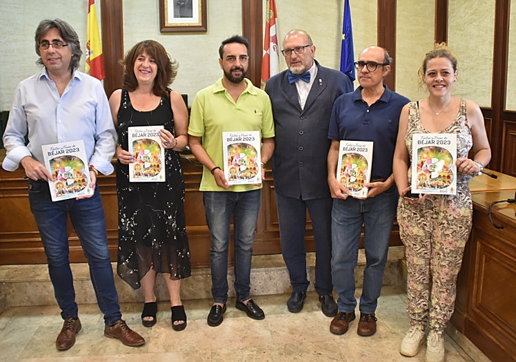 Imagen principal - Imagenes de la presentación de la revista de la Cámara de Comercio y de la cuestación de Cruz Roja.
