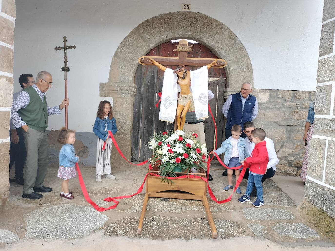 San Medel: acaba la misa y deja de llover para que el Cristo del Amparo bendiga los campos