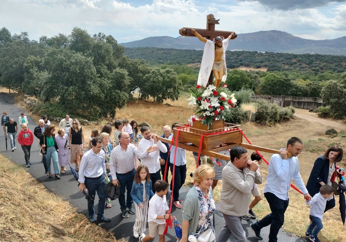 San Medel: acaba la misa y deja de llover para que el Cristo del Amparo bendiga los campos