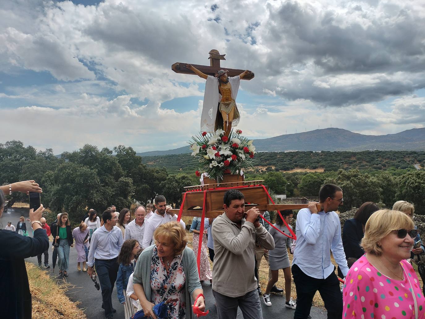 San Medel: acaba la misa y deja de llover para que el Cristo del Amparo bendiga los campos