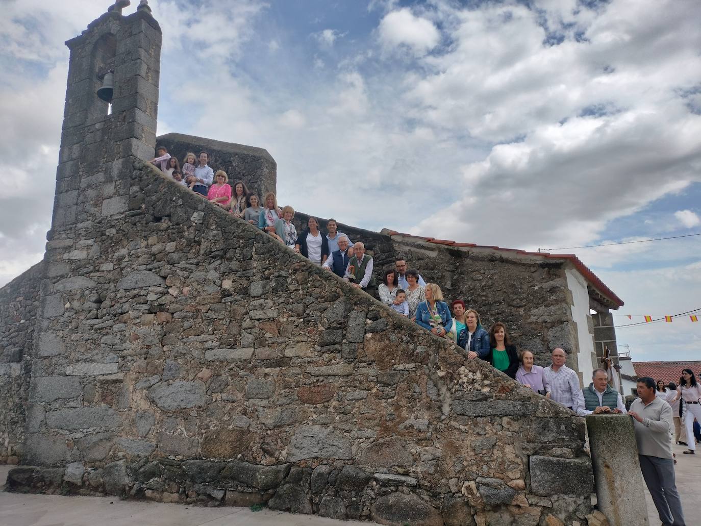 San Medel: acaba la misa y deja de llover para que el Cristo del Amparo bendiga los campos