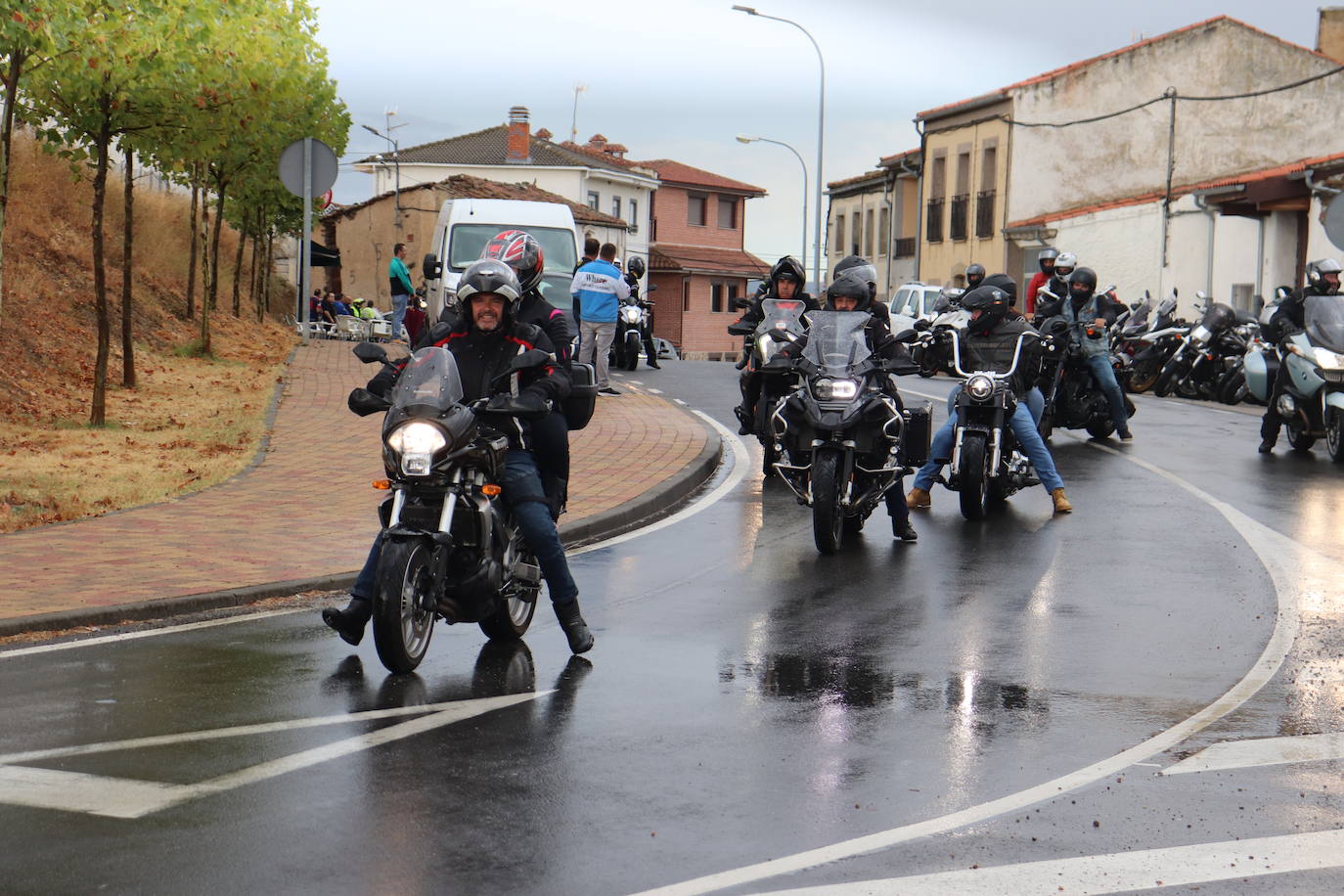 La lluvia no puede con las motos en Cespedosa de Tormes