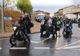 Momento de la salida de la ruta, que tuvo que esperar por la lluvia