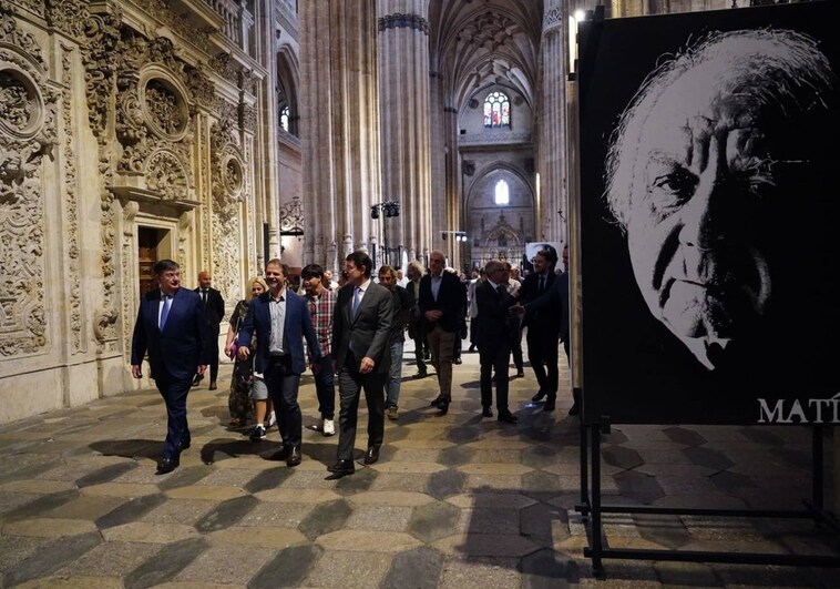 Grandes retratos de gente de la calle invaden la Catedral de Salamanca