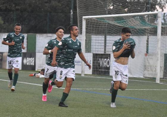 Cristóbal Gil celebra un gol en el Municipal Luis Ramos de Guijuelo ante el Langreo.