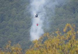 Un avión de Matacán participa en la extinción de un fuego en Nava del Barco