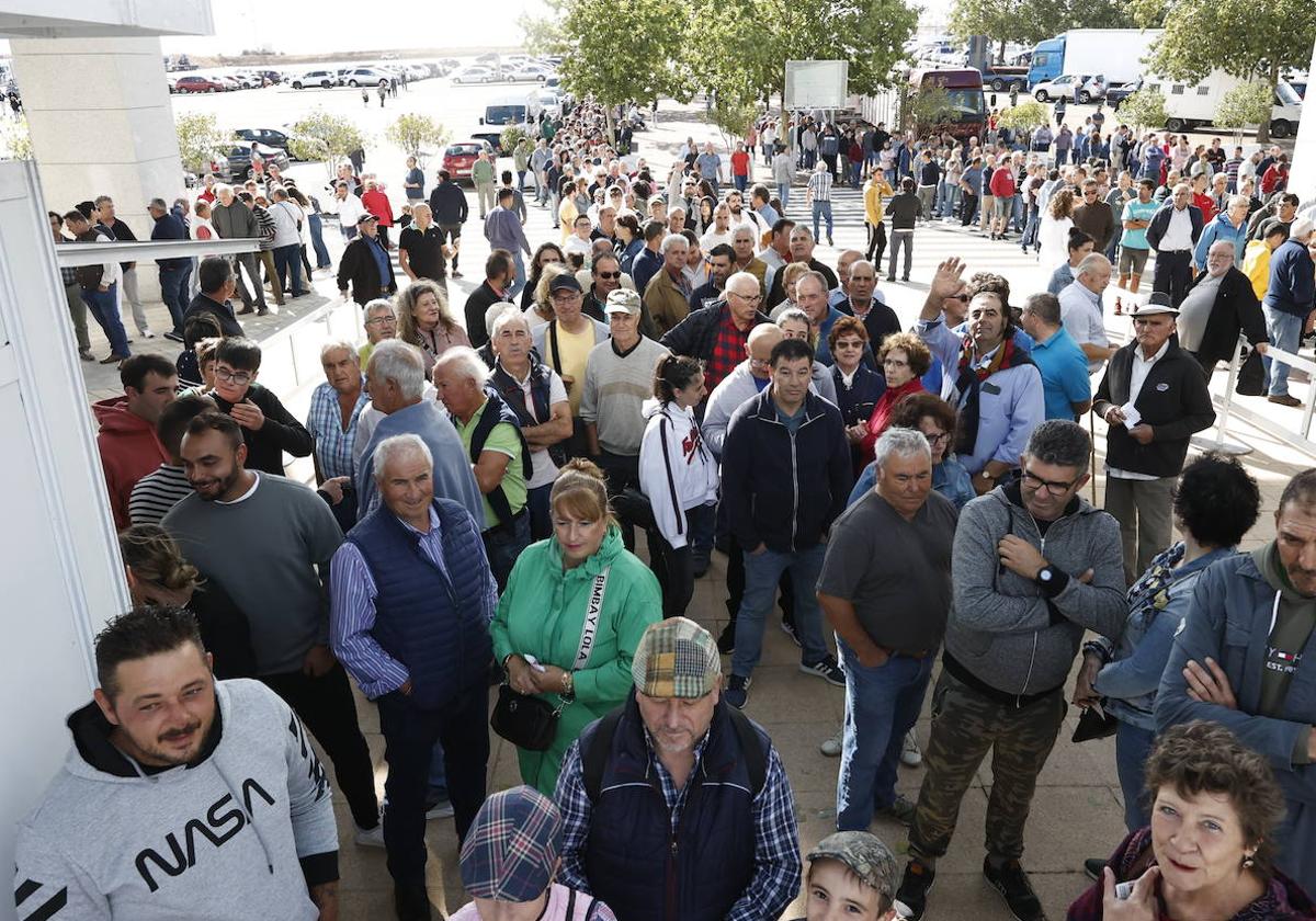 El público espera para acceder al recinto durante la apertura en otra jornada de buena asistencia.