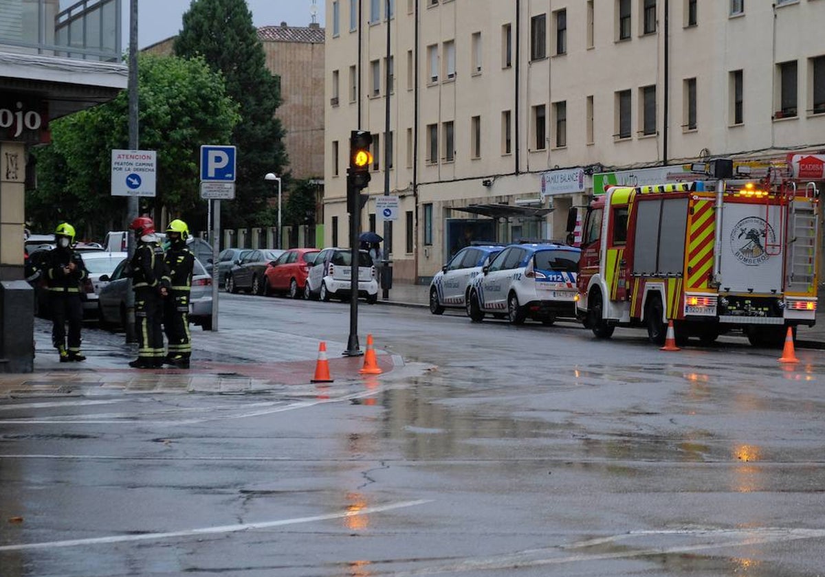 Los bomberos en una intervención en la avenida de Filiberto Villalobos.