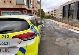 Un coche patrulla de la Policía Local junto al punto donde se produjo el reventón.