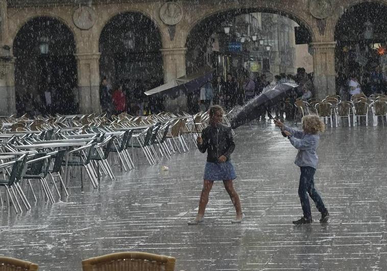 Una imagen de archivo de fuertes lluvias en la Plaza Mayor.