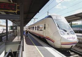 Un tren de Renfe en la estación de Salamanca.