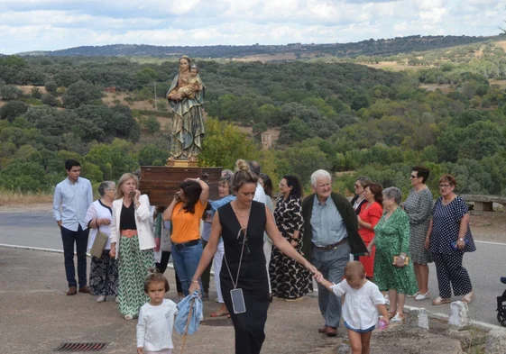 El tiempo permitió una procesión al uso que finalizó con el ofertorio