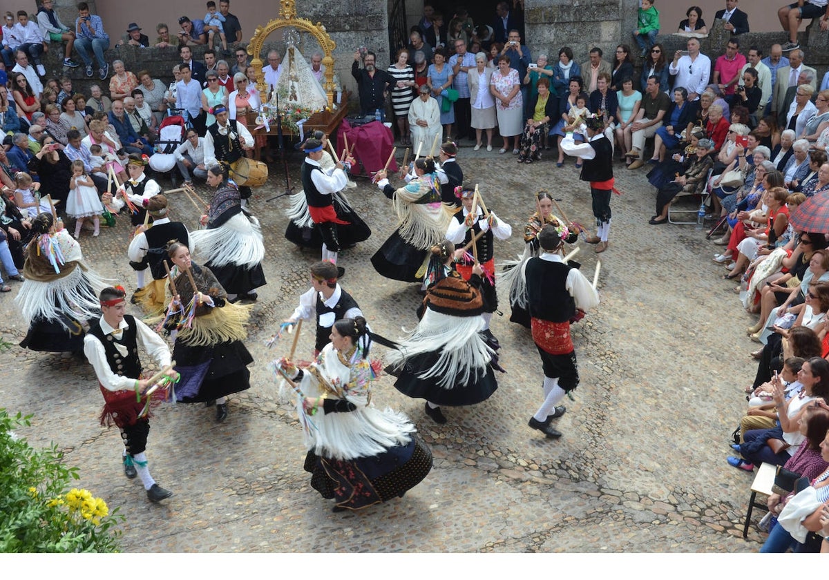 El paloteo, una de las ricas y variadas danzas populares que se ofrecen a la Virgen