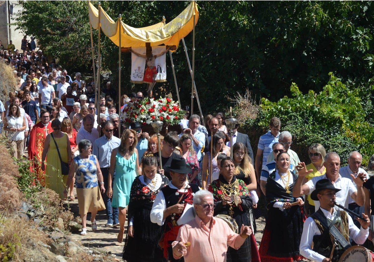 Concurrida procesión entre la ermita y la iglesia. fotos: