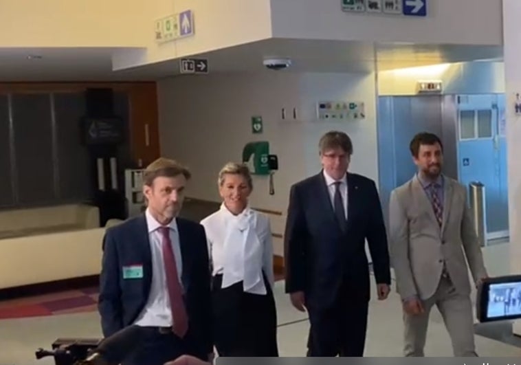 Yolanda Díaz se reúne con el fugado Puigdemont para allanar la investidura de Sánchez