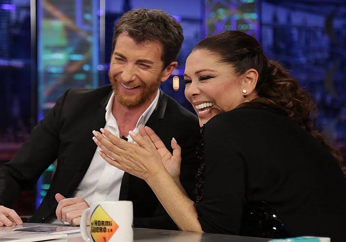 Isabel Pantoja junto a Pablo Motos en 'El Hormiguero'.